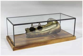 Cabinet, Display, RECTANGULAR, BROWN WOOD BASE, CLEAR GLASS COVER (REMOVEABLE), TRUMPET PART, HORN, MUSICAL INSTRUMENT MOUNTED TO BASE, DISPLAY CASE, WOOD, BROWN